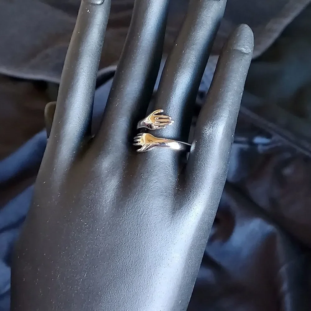 SILVER HUG ME TIGHT RING